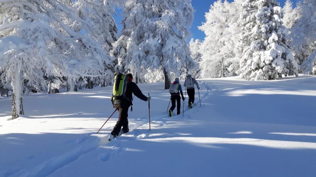 Skitour in tief verschneiter Landschaft